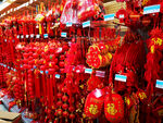商店货架上的福字和中国结