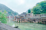 大山河道边的古镇建筑
