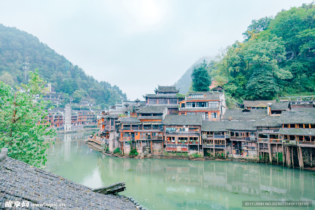 大山河道边的古镇建筑
