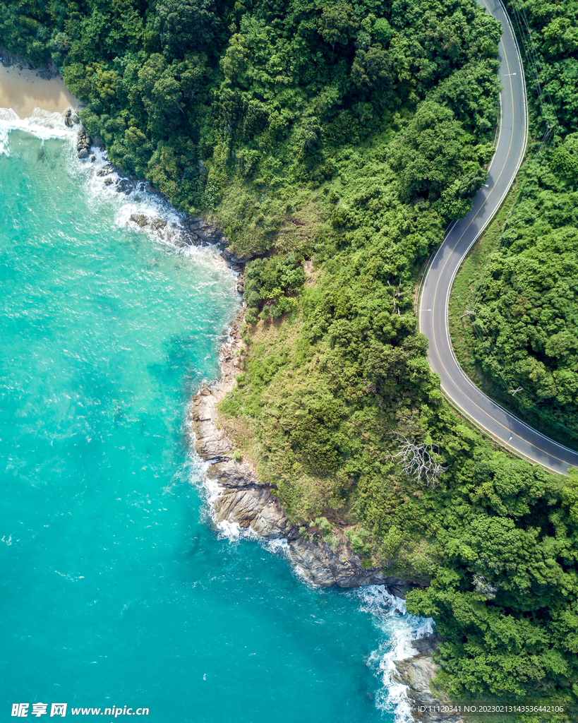 海边沿海公路俯拍图