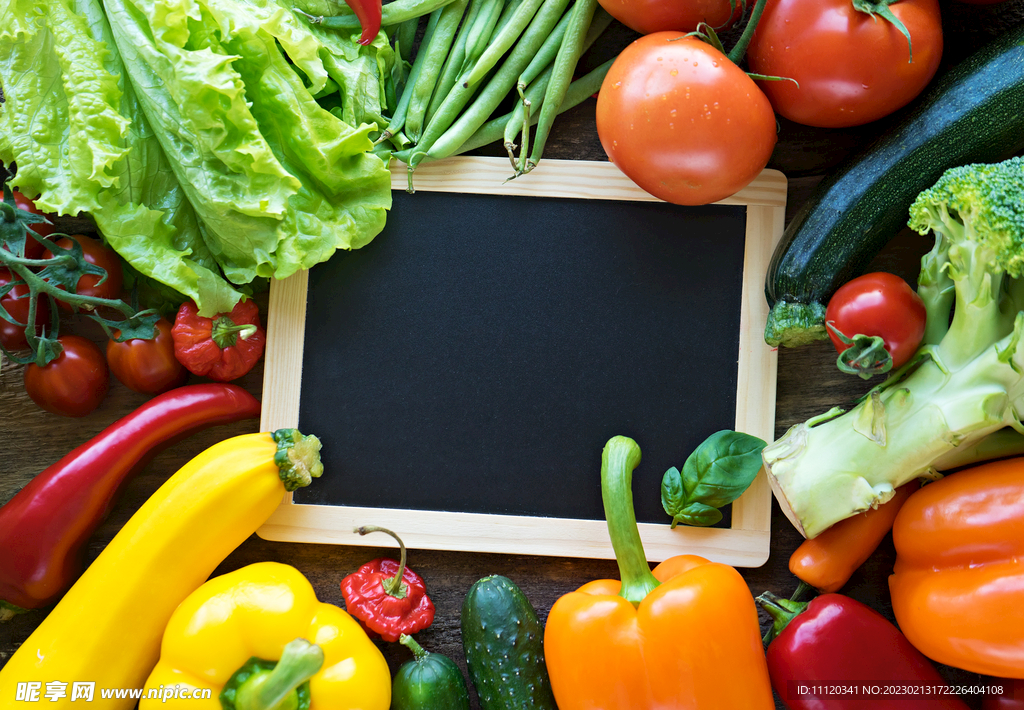 一块小黑板与新鲜蔬菜摄影