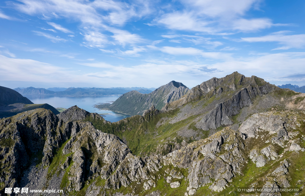 挪威群岛山峰自然风光