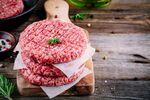 置于砧板上的新鲜肉饼