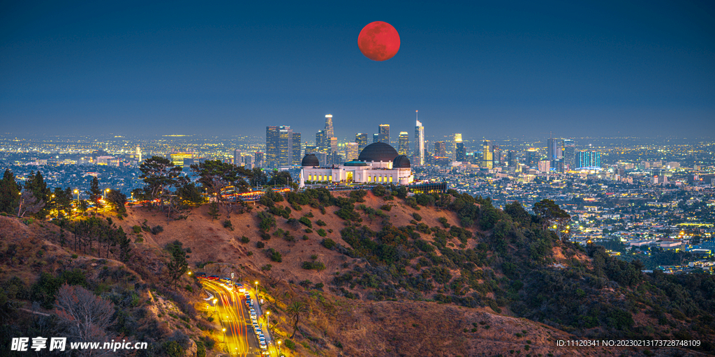 城市夜空上方的红月亮