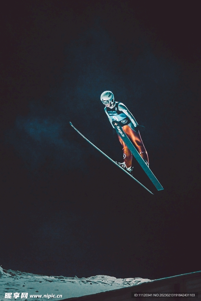 夜间双板跳台滑雪人物