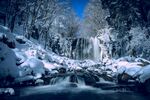山林瀑布与覆盖着雪的石头