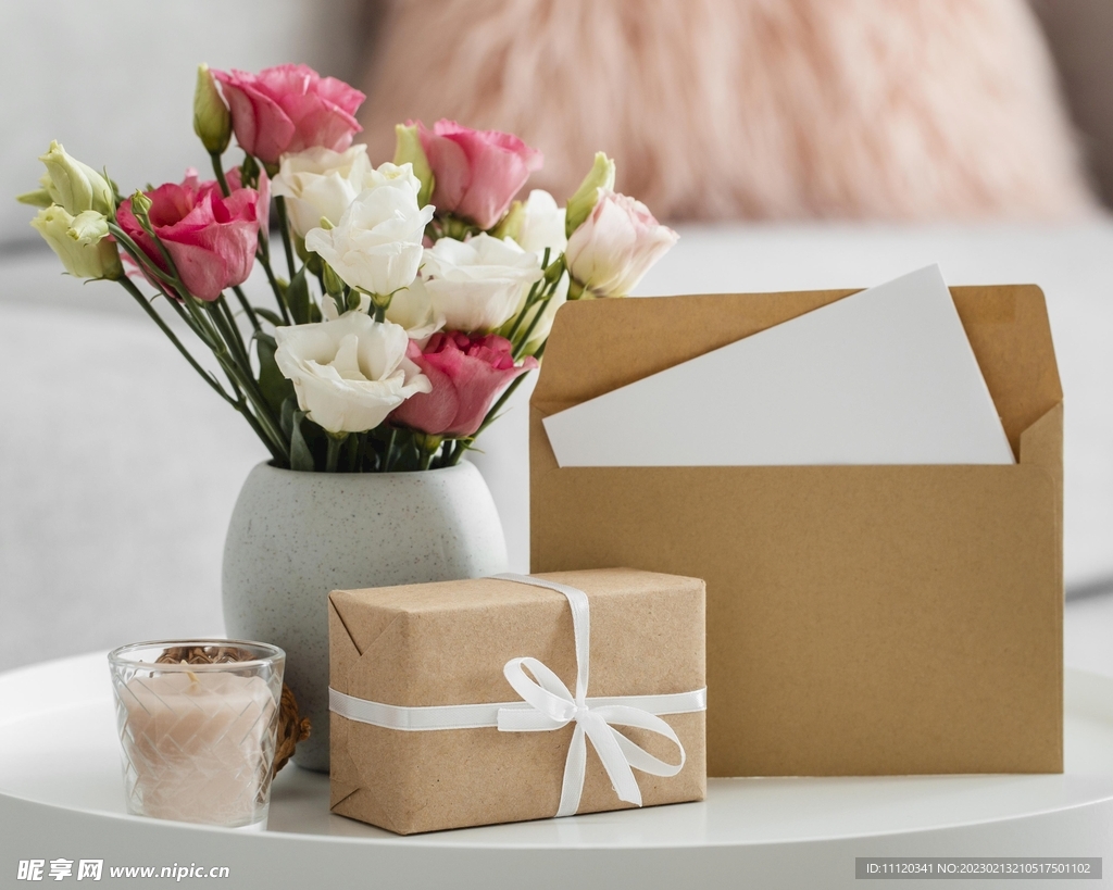礼物盒卡片与花束花瓶