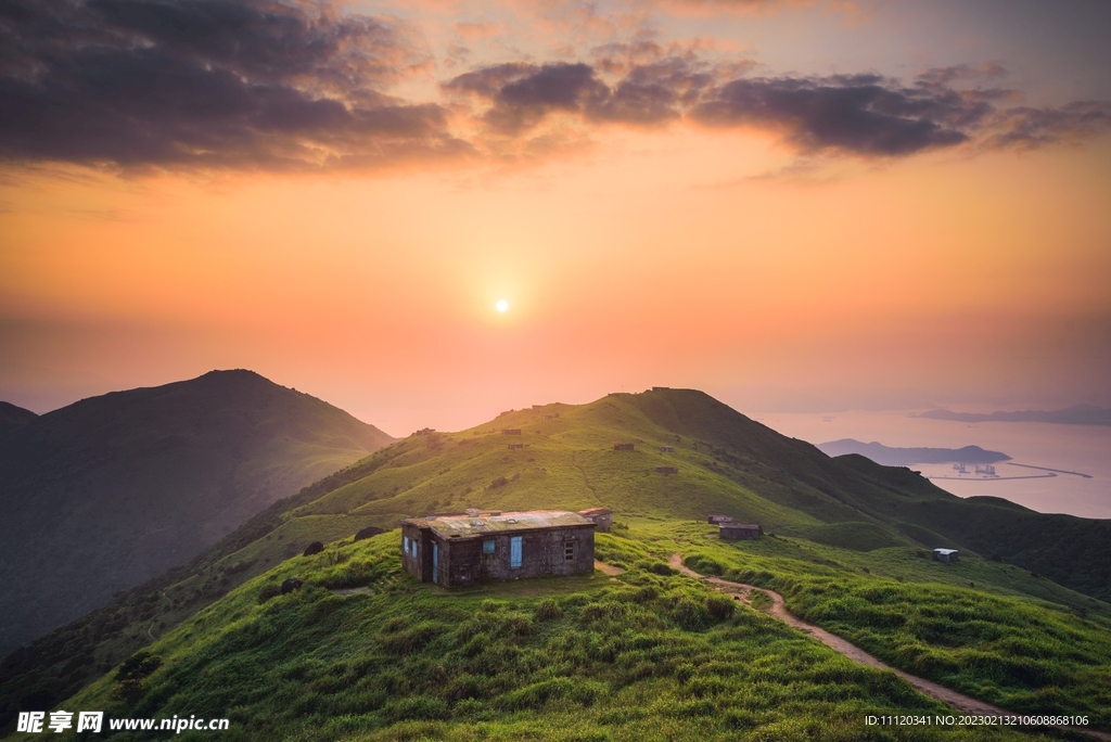 茂盛植被山顶上的小屋