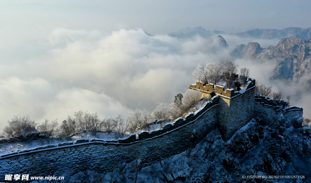 航拍雪后长城