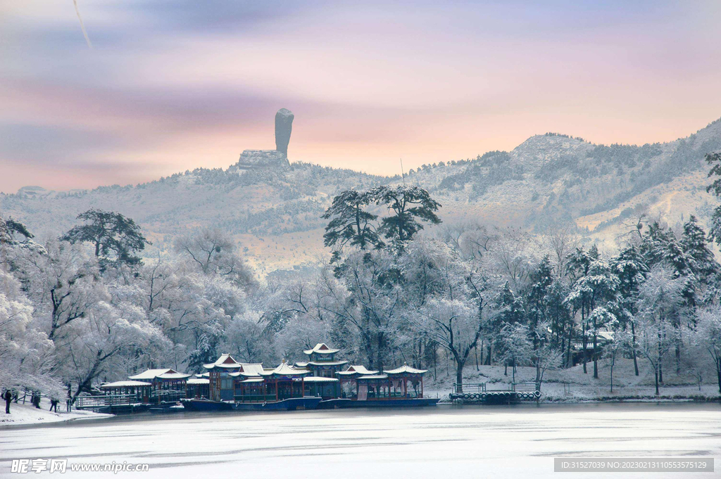 森林雪景图