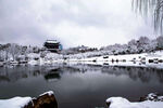 公园湖泊雪景