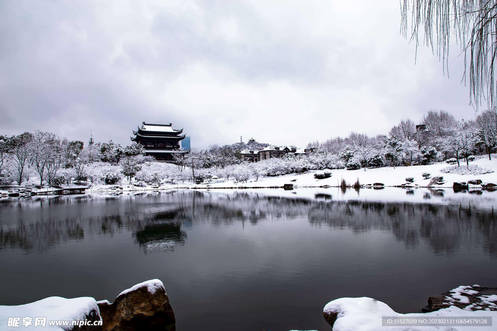 公园湖泊雪景