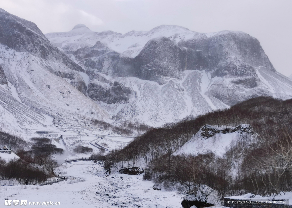 山中雪景