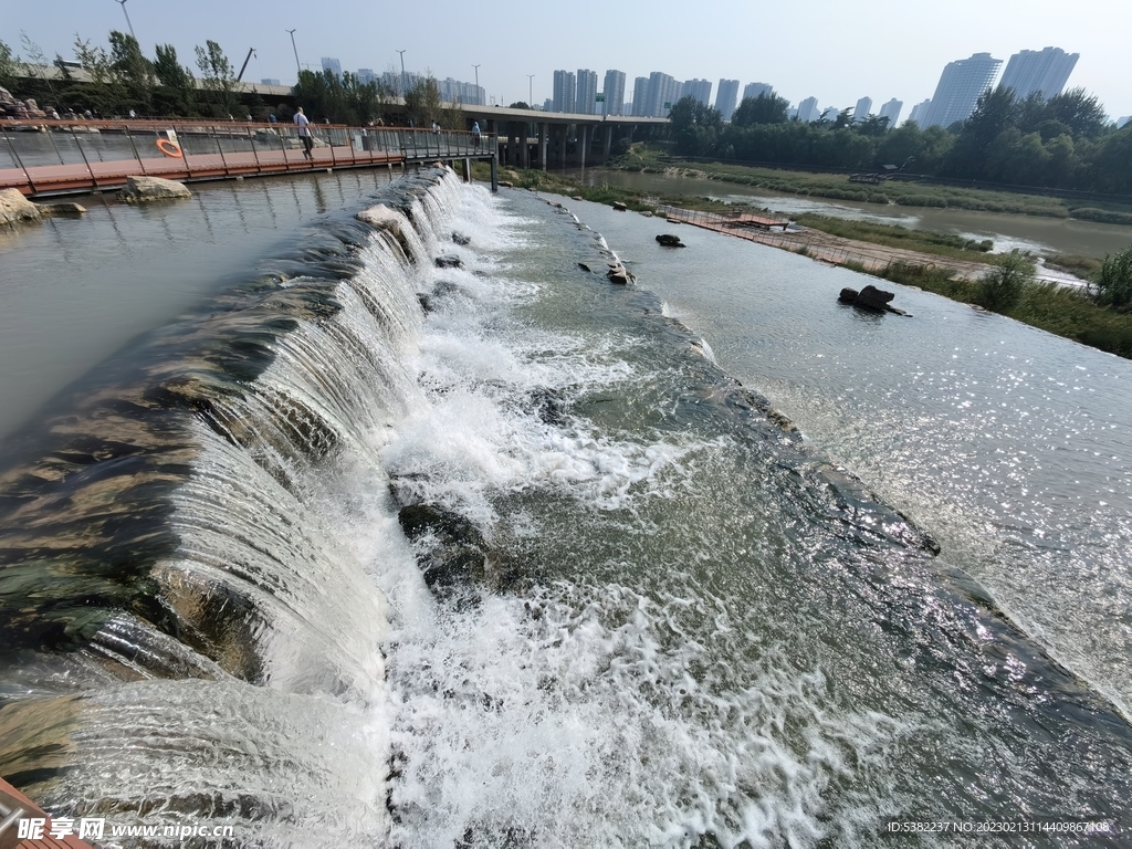 西流湖公园瀑布河流