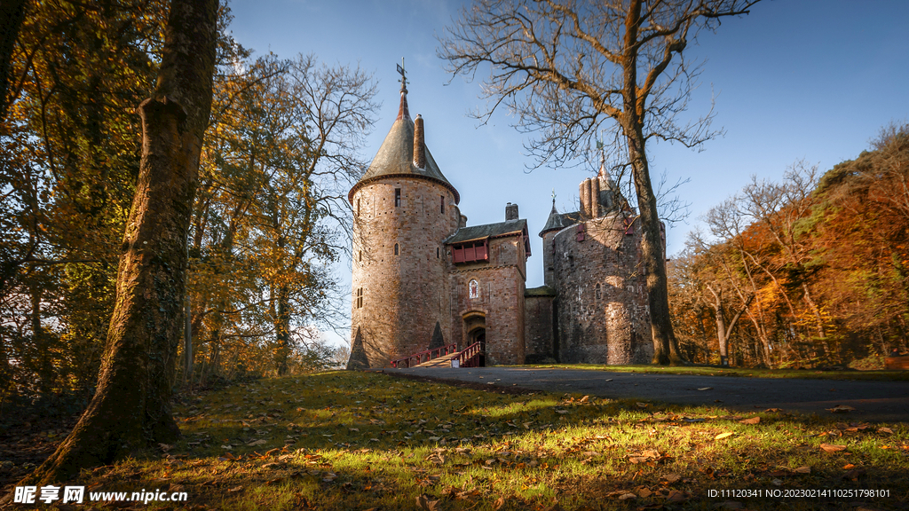 秋天树林中的城堡风光摄影