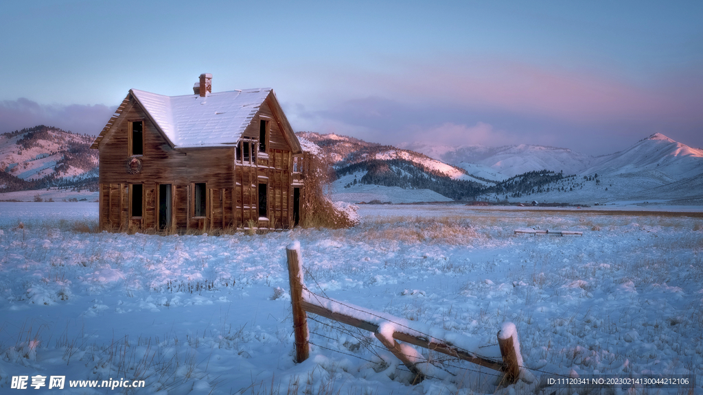 一场大雪过后的群山与小屋