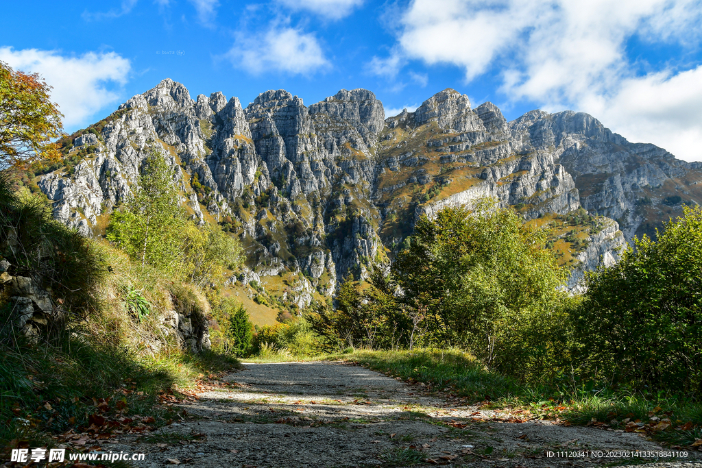 蓝天山峰与道路树木等风光