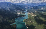 河谷两岸连绵山峦风光