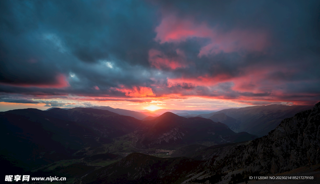 黄昏夕阳霞光下的群山