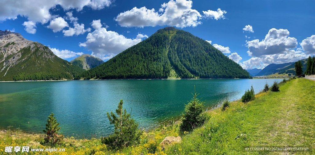 朵朵白云群山湖泊风景摄影