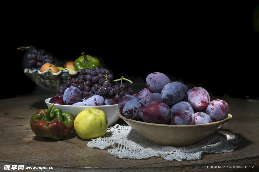桌上碗里的葡萄等水果