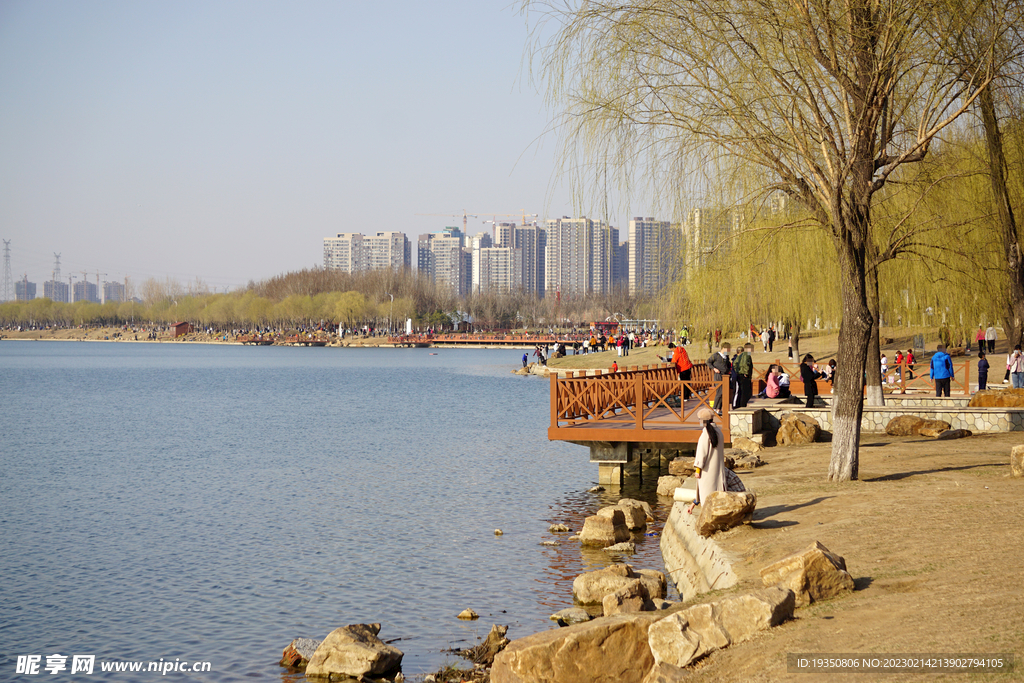 沈阳丁香湖初春湖边的景色