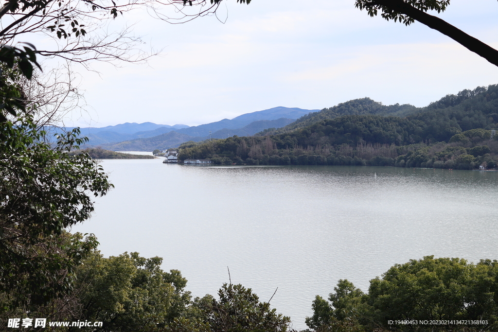 大山围绕湖水