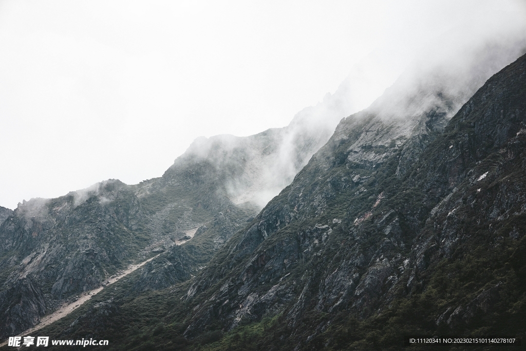 氤氲雾气中的山峰风光摄影