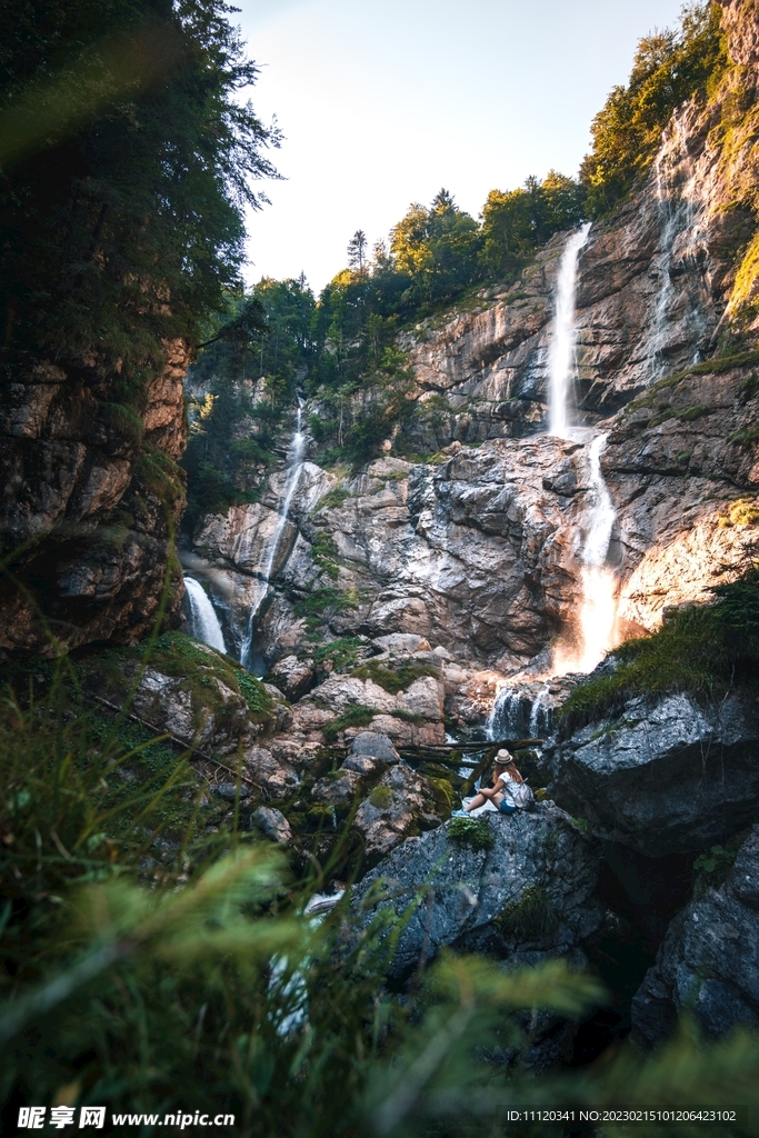 山涧高处倾泻下的瀑布摄影