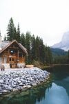 高山树木与湖边的小屋