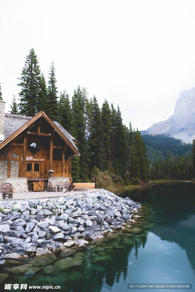 高山树木与湖边的小屋