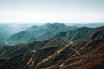 连绵的山峰和山中盘山道路摄影