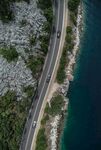 湖边公路岩石鸟瞰视角摄影