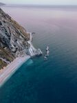 海岸高山与辽阔的大海摄影