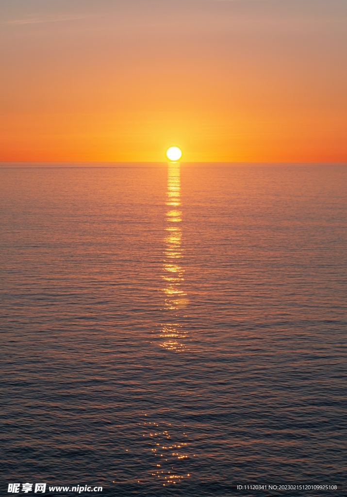 夕阳西下水面波光风景摄影