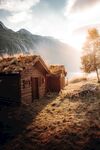 高山湖畔小屋自然风光