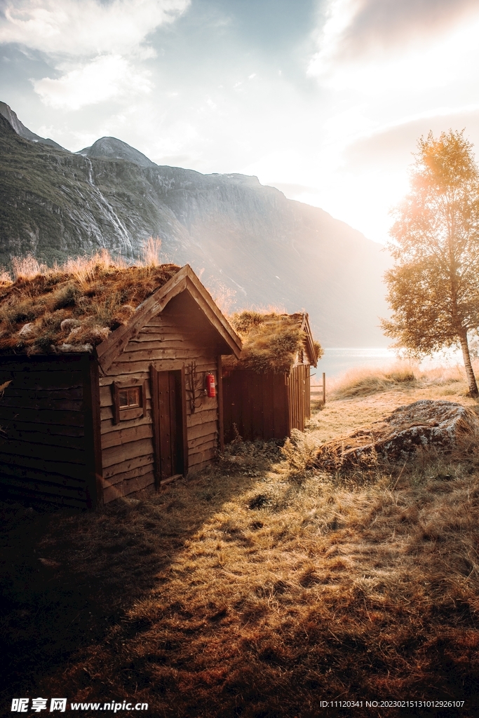 高山湖畔小屋自然风光