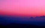 天空云霞与若隐若现的山峦