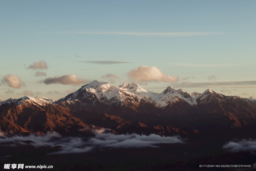 白云雪山自然风景