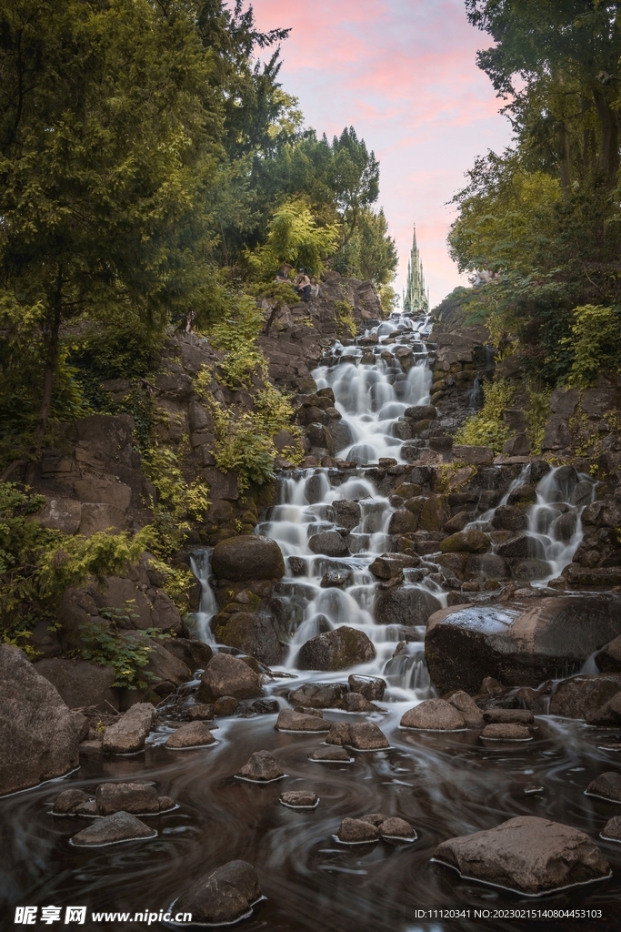 山间树木流水瀑布风光