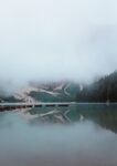 浓雾笼罩中的湖光山色