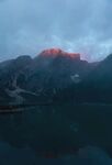 险峻山峰平静湖泊风光