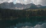 湖畔树木群山自然风景