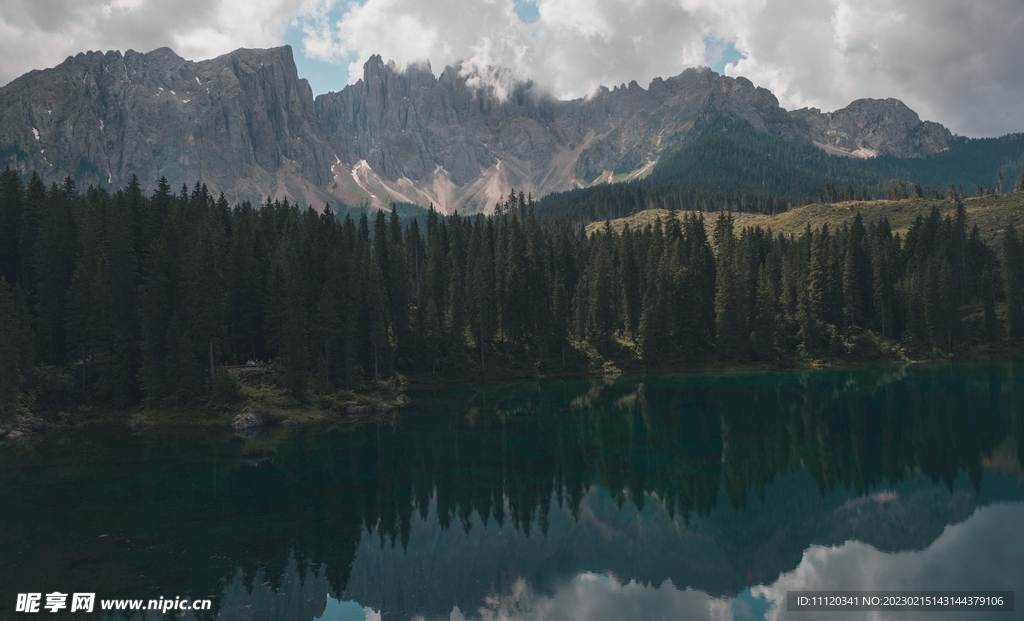 湖畔树木群山自然风景