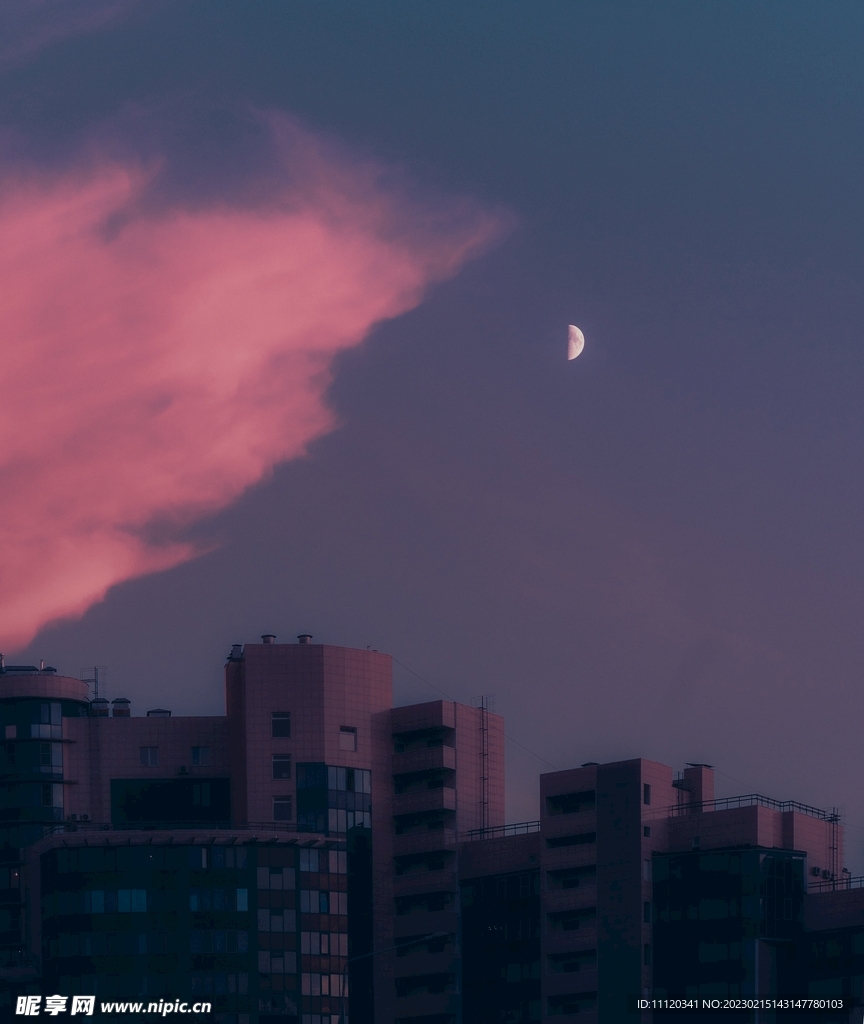 建筑住宅楼与明月白云