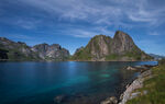 挪威碧海蓝天山峦风光