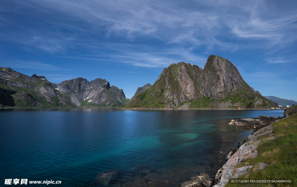 挪威碧海蓝天山峦风光