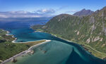 蓝天白云山峰海景风光