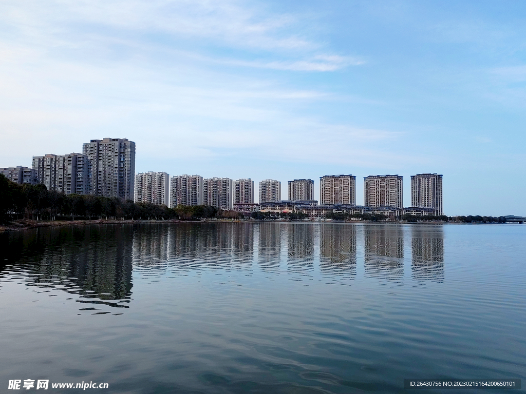 湖边建筑群