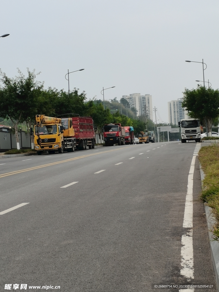 公路上的大货车